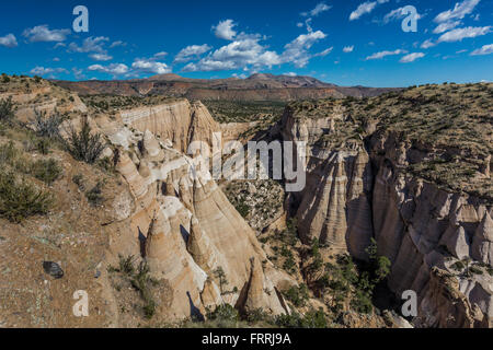 Scogliere e hoodoos visto da punti alti lungo la fessura Canyon Trail, Kasha-Katuwe tenda Rocks National Monument, Nuovo Messico, STATI UNITI D'AMERICA Foto Stock