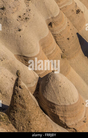 Tenda a forma di visti hoodoos dallo Slot Canyon Trail a tenda Kasha-Katuwe rocce monumento nazionale nel Nuovo Messico, STATI UNITI D'AMERICA Foto Stock