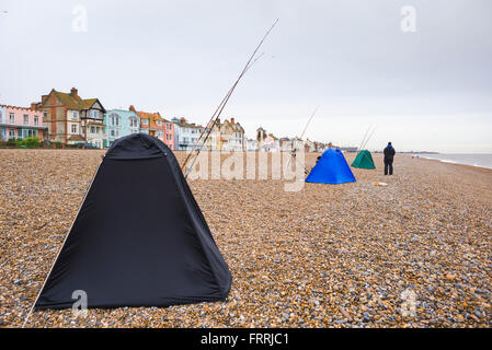 La pesca della costa di Suffolk, vista di pescatori del vento rivestimento tende la spiaggia di ciottoli a Aldeburgh nel Suffolk, Inghilterra, Foto Stock