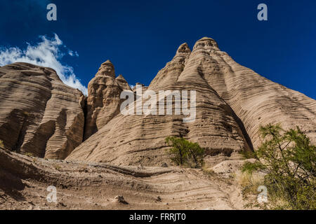 Striata formazioni rocciose lungo la fessura Canyon Trail a tenda Kasha-Katuwe rocce monumento nazionale nel Nuovo Messico, STATI UNITI D'AMERICA Foto Stock