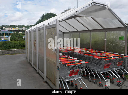 Carrelli per un Penny Market supermercato a Praga Repubblica Ceca Foto Stock