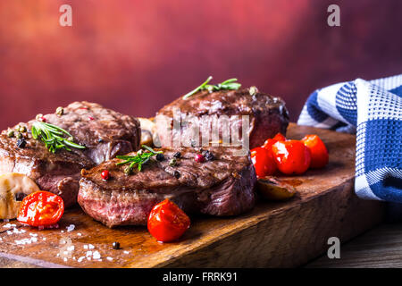 Bistecca. Grill bistecca di manzo. Porzioni di carne di spessore succose bistecche di filetto di sul grill pan di teflon o scheda di granito. Foto Stock