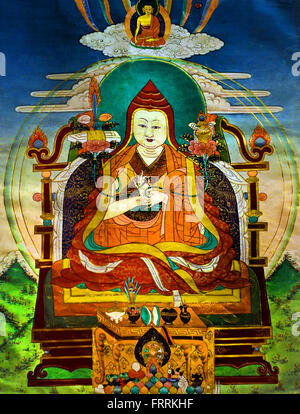 Questo dipinto di scorrimento, thangka, mostra un insegnante, Lama, su di un trono con le sue mani in dharmacakramudra. In ciascuna delle sue mani egli detiene una lotus stelo . Il Tibetano Tibet Cina Foto Stock