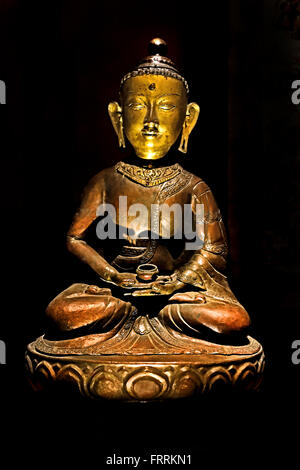 Statua del Buddha con dhyana mudra. Probabilmente la cosmic Buddha Amitabha 19 -20 ° secolo Tibet tibetana in Cina Foto Stock