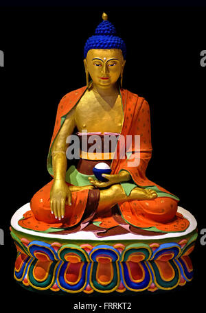 Buddha Shakyamuni di solito l'immagine principale su un altare del Bhutan Thimphu Bhutan vernice di argilla di oro e di rame ( il Bhutan, un Regno Buddista sull'Himalaya' bordo orientale, è una terra di conventi, fortressesor dzongs ) Foto Stock