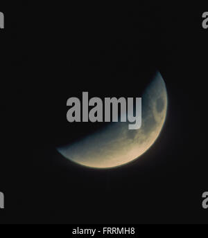 Washington, DC, Stati Uniti d'America, 29 Novembre, 1993 durante un'eclissi lunare totale, il sole, la terra e la luna forma una linea retta. La messa a terra blocca qualsiasi luce solare diretta da raggiungere la Luna. Il sole è dietro la massa, in modo che la luce del sole proietta cono d'ombra della Terra Sulla Luna. Questa ombra copre tutta la luna e provoca una eclissi lunare totale. Credito: Mark Reinstein Foto Stock