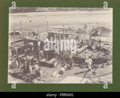 La fotografia mostra il ponte completato sul fiume Kali Serayu come parte della linea ferroviaria Cirebon-Kroya, illustrando il ruolo del ponte nel miglioramento delle infrastrutture ferroviarie nella regione. Foto Stock