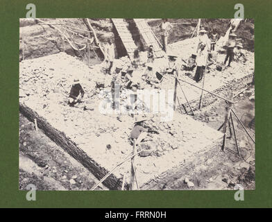 Fotografia del ponte della linea ferroviaria Cirebon-Kroya sul fiume Kali Serayu, che mostra la struttura del ponte e i lavoratori delle ferrovie durante la costruzione da parte delle Ferrovie dello Stato. Foto Stock