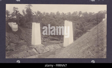 La fotografia mostra la costruzione di un ponte per la linea ferroviaria Cirebon-Kroya, sottolineando il processo ingegneristico e i lavoratori coinvolti nella costruzione del ponte per le Ferrovie dello Stato. Foto Stock