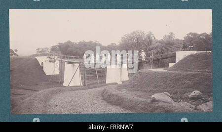 Una fotografia che mostra la costruzione del ponte della linea ferroviaria Cirebon-Kroya. L'immagine cattura i lavoratori e la struttura del ponte durante la sua fase di sviluppo. Foto Stock