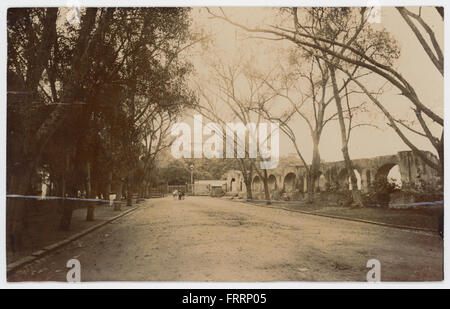 Una fotografia del castello di Chapultepec, presa dal Paseo de la Reforma di città del Messico. L'immagine mostra il castello nella sua posizione elevata, con vedute delle strade circostanti e del paesaggio urbano, evidenziando il significato storico del castello. Foto Stock