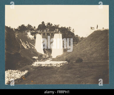 Una vista del ponte della linea ferroviaria Cirebon-Kroya in costruzione, che mostra il cantiere e l'infrastruttura ferroviaria in fase di sviluppo da parte dei lavoratori edili. Foto Stock