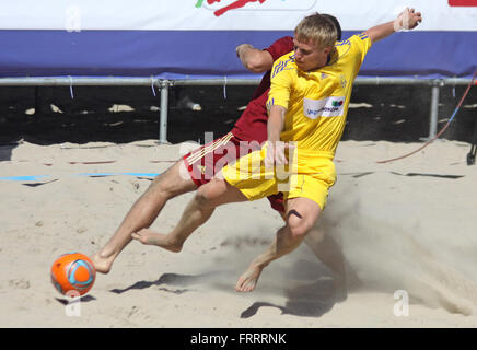 Kiev, Ucraina - 28 Maggio 2011: Oleg ZBOROVSKYI dell'Ucraina (in giallo) combatte per una sfera con lettore russo nel corso del loro cordiale beach soccer game il 28 maggio 2011 a Kiev, Ucraina Foto Stock