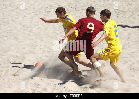 Kiev, Ucraina - 28 Maggio 2011: Egor SHAYKOV della Russia (C) combatte per una sfera con Igor BORSUK (L) e Sergii Bozhenko della Ucraina nel corso del loro cordiale beach soccer game il 28 maggio 2011 a Kiev, Ucraina Foto Stock