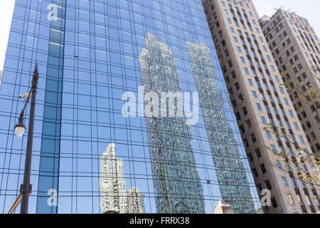 Grattacieli si riflette sulle finestre di un edificio lungo Wacker Drive a Chicago, Illinois, Stati Uniti d'America Foto Stock