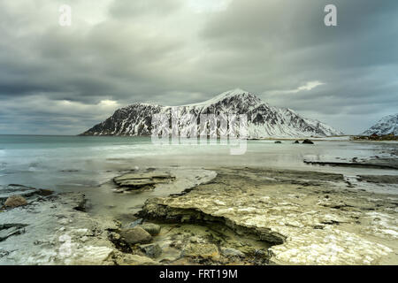 Skagsanden Beach nelle Isole Lofoten in Norvegia in inverno in un giorno nuvoloso. Foto Stock