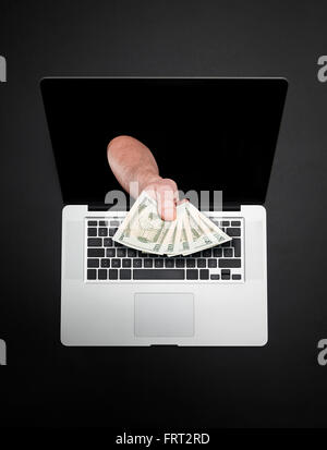 Come ottenere denaro dal monitor di un laptop schermo - Transazione Online Banking Online tema. Foto Stock