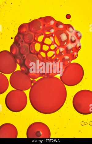 Olio e pittura acrilica - Abstract sfondo giallo e rosso Macro Foto Stock