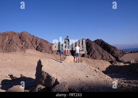 Gli escursionisti in corrispondenza di una piattaforma di osservazione a Eilat montagne Riserva Naturale di fronte a monte di Salomone a sud di Israele, nel sud del deserto del Negev Foto Stock