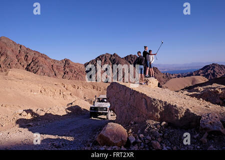 Gli escursionisti in corrispondenza di una piattaforma di osservazione a Eilat montagne Riserva Naturale di fronte a monte di Salomone a sud di Israele, nel sud del deserto del Negev Foto Stock