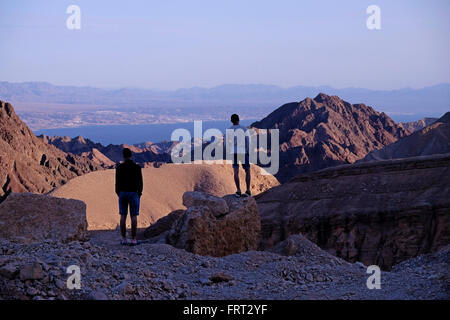 Gli escursionisti ammirate Har Shlomo o il Monte di Salomone da una piattaforma di osservazione a Eilat montagne Riserva Naturale nel sud di Israele, nel sud del deserto del Negev Foto Stock