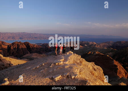 Gli escursionisti in corrispondenza di una piattaforma di osservazione in mount Yoash a Eilat montagne Riserva Naturale nel sud del deserto del Negev in Israele con la vista della punta settentrionale del Mar Rosso, ad est della penisola del Sinai e a ovest dell'Arabia Saudita sulla terraferma. Foto Stock