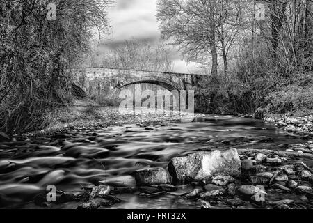 Il ponte di pace di un momento fotografato con la lunga esposizione tecnica- Foto Stock