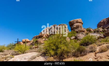 Tre Croci su una collina nel deserto nel deserto dietro una chiesa vicino alla città di spensierata in Arizona Foto Stock