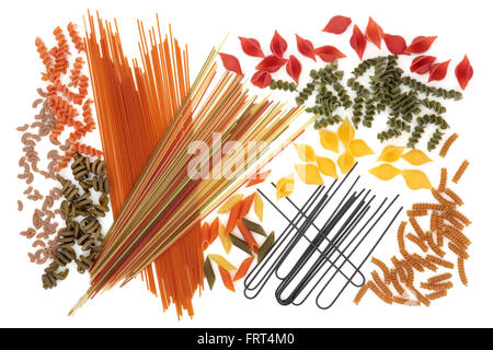 Secca colorata spaghetti selezione alimentare formando un abstract su sfondo bianco Foto Stock