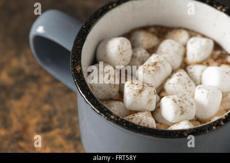 Tazza di cacao con marshmallows sul tavolo di pietra Foto Stock