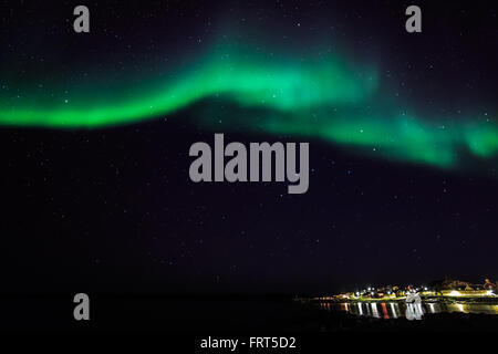 Aurora Boreale fenomeno, verde ampie luci del nord al di sopra del vecchio porto, Nuuk city centre, Groenlandia, Ottobre 2015 Foto Stock