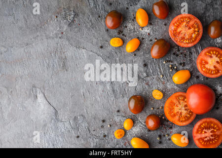 Pomodori mescolare con sale e pepe sul tavolo di pietra Foto Stock