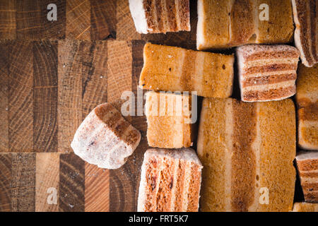 Diversi pezzi di pastila sul pannello di legno Foto Stock