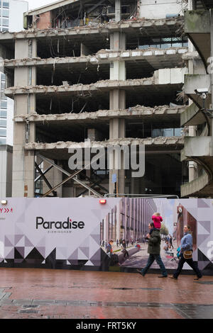 Una famiglia passando il paradiso del sito di sviluppo nel centro della città di Birmingham, Inghilterra, Regno Unito Foto Stock