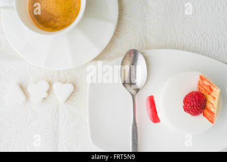 Torta bianca con lampone e caffè vista superiore Foto Stock