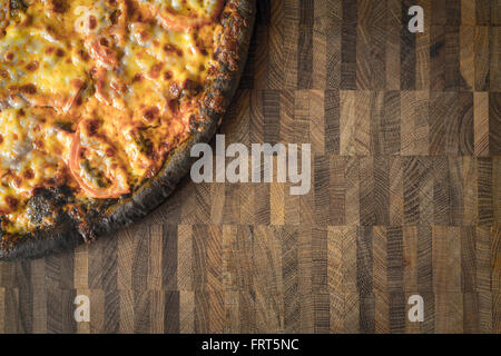 Pasta pizza nero sul tavolo di legno Foto Stock