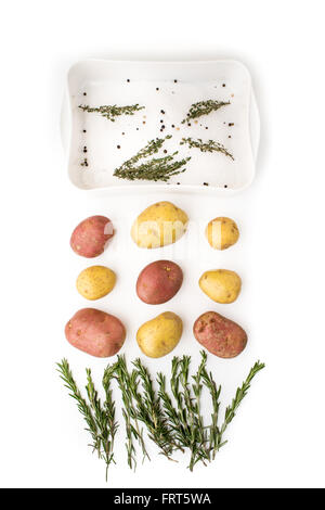 Materie di patate con erbe e spezie su sfondo bianco Foto Stock