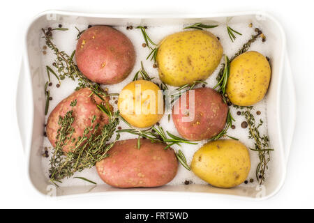 Materie di patate con erbe e spezie nel piatto di supporto Foto Stock