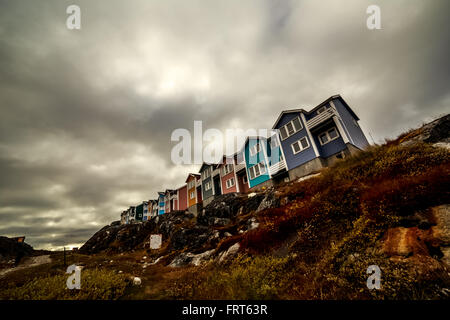 Moderno e colorate case Inuit in Arctic capitale città di Nuuk, Groenlandia Foto Stock