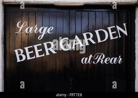 Grande giardino della birra a segno posteriore dipinta su un pub porte di garage. Bicester, Oxfordshire, Regno Unito Foto Stock