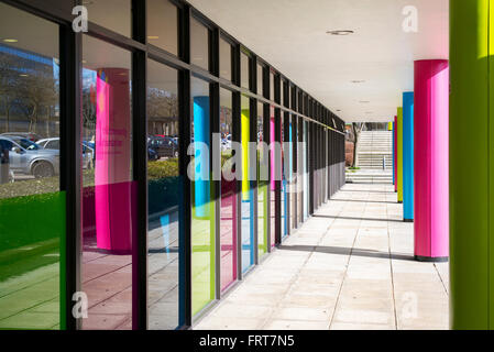 Edificio colorato pilastri al di fuori degli uffici di Milton Keynes, Buckinghamshire, Inghilterra Foto Stock