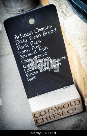 Cotswold cheese company shop accedi Stow on the Wold, Cotswolds, Gloucestershire, Inghilterra Foto Stock