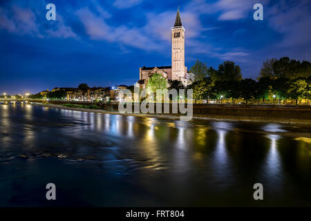 Chiesa di Sant'Anastasia in Verona Italia sul fiume Adige Foto Stock