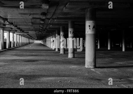 Modello di ripetizione in un abbandonato garage parcheggio. Foto Stock