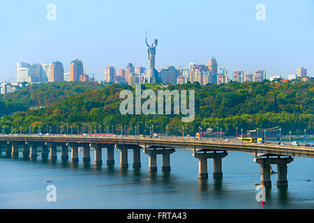 Paton ponte sopra il fiume Dnieper, Madre Patria monumento a Kiev, Ucraina Foto Stock