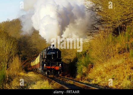 LMS Ivatt Classe 4, 'Flying Pig' in direzione sud sul Severn Valley Railway Foto Stock