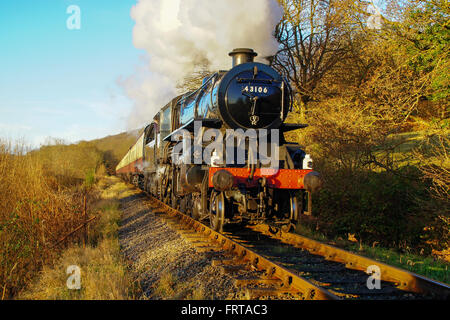 LMS Ivatt Classe 4, 'Flying Pig' in direzione sud sul Severn Valley Railway Foto Stock