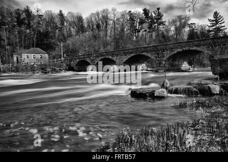 La Mississippi Fiume che scorre sotto i cinque-span ponte in pietra Pakenham Ontario. Foto Stock