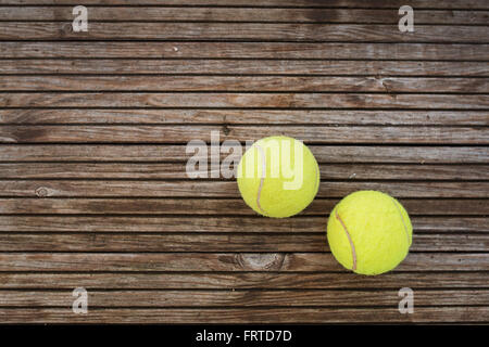 Palle da tennis su sfondo di legno Foto Stock