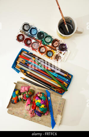 Acquerello aquarell vernici in scatola con pennello, matite e plastilina Foto Stock